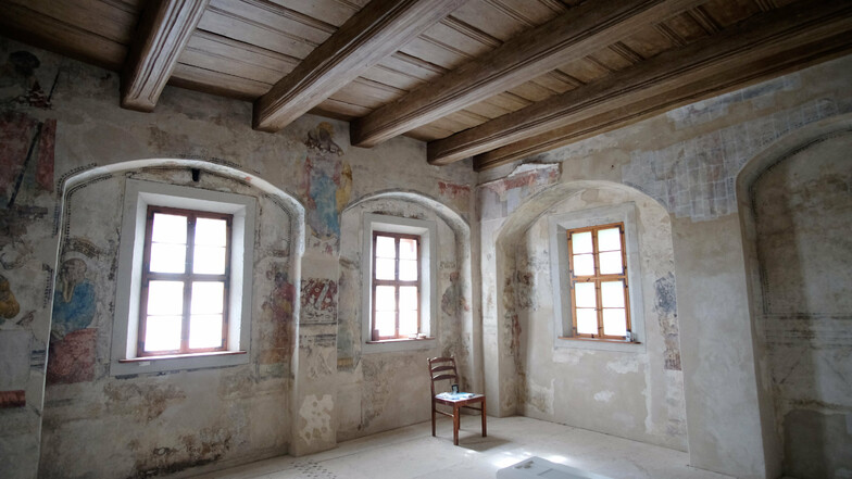 Kunsthistorisch wertvolle Fresken haben Restauratoren in der Bohlenstube im zweiten Obergeschoss teilweise freigelegt. 