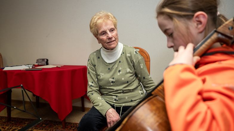 Seit 60 Jahren unterrichtet Sigrid Richter junge Talente. Hier ihre Celloschülerin Tora.