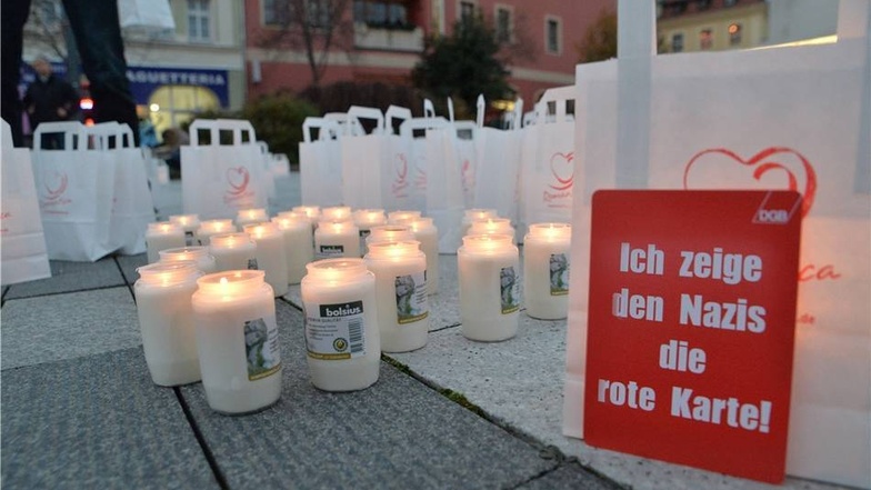 Ein Labyrinth aus Kerzen haben Mitglieder des Bürgerbündnis "Bautzen bleibt bunt" auf dem Kornmarktals Zeichen gegen Rechts aufgebaut.