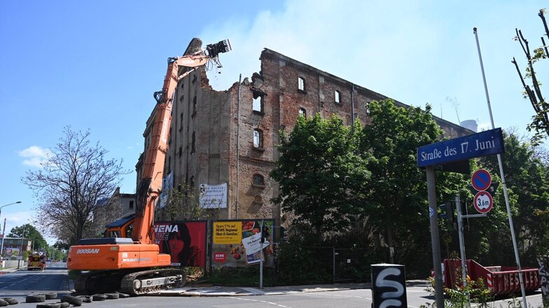 Großbrand in Industriebrache in Dresden: Löscharbeiten beginnen