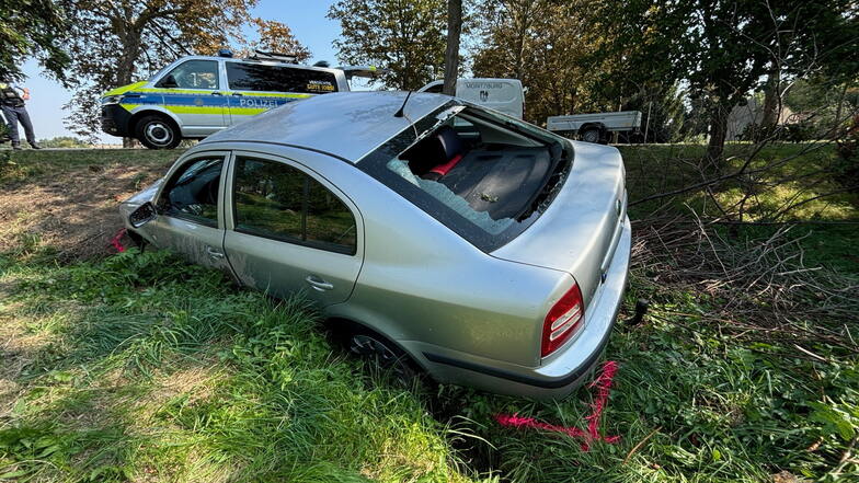 Der verunfallte Škoda im Straßengraben im Moritzburger Stadtteil Reichenberg.