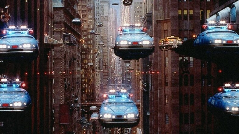 Autos, die schwerelos durch Städte fliegen: So stellt sich Regisseur Luc Besson die Zukunft im Jahr 2263 im Science-Fiction-Film „Das fünfte Element“ vor.