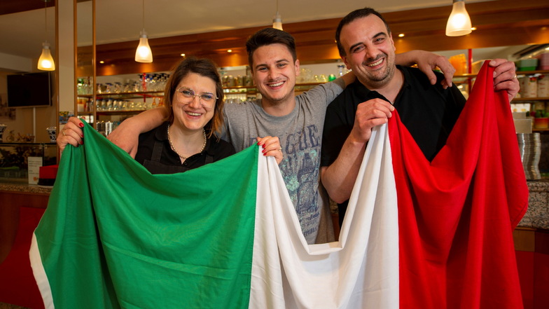 Am Tag danach: Lara, Thomas und Sandro Marcon (v.l.) vom Eiscafe "San Marco" in Großenhain freuen sich riesig über das gewonnene Endspiel der italienischen Fußball-Nationalmannschaft.