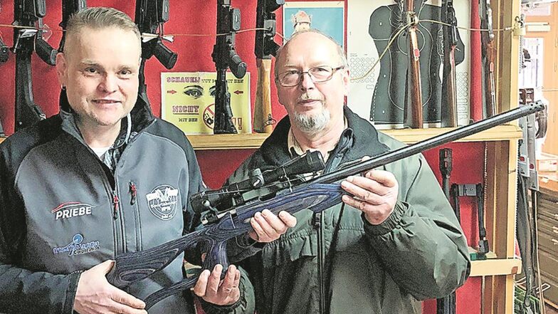 Die erste eigene Sportwaffe für die Cunnewitzer Schützen: Schatzmeister Christian Gruhn (r.) nimmt die Waffe aus den Händen des Dresdner Händlers Uwe Kalies entgegen.