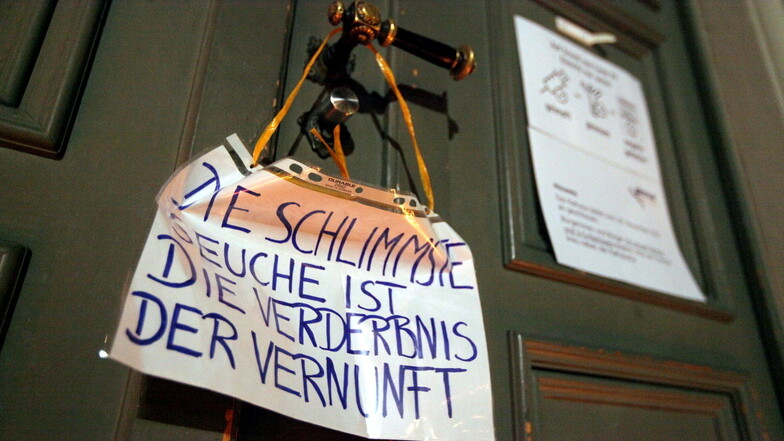 Eine Botschaft hängt an der Rathaustür in Pirna.