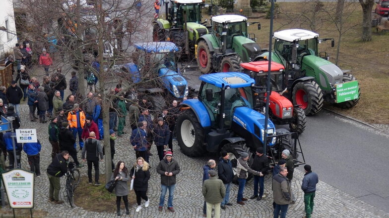 Zahlreiche Demo-Teilnehmer waren mit dem Traktor nach Radibor gekommen - hier fotografiert vom Obergeschoss des Torhauses aus.