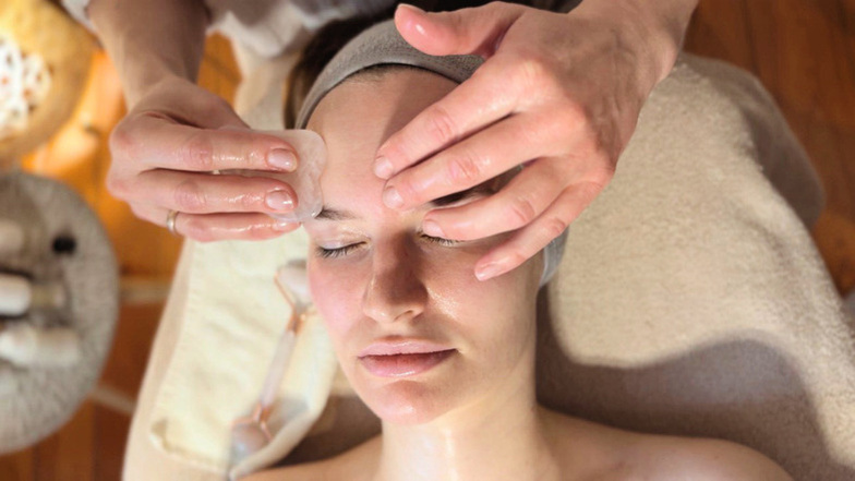 Bei einer Gua Sha Massage wird ein Rosenquarz sanft über die Haut gestrichen, um Verspannungen zu lösen und die Durchblutung zu fördern. Die Massage sorgt für einen natürlichen Face Lifting Effekt und regt den Lymphfluss an, was entgiftend und abschwellen