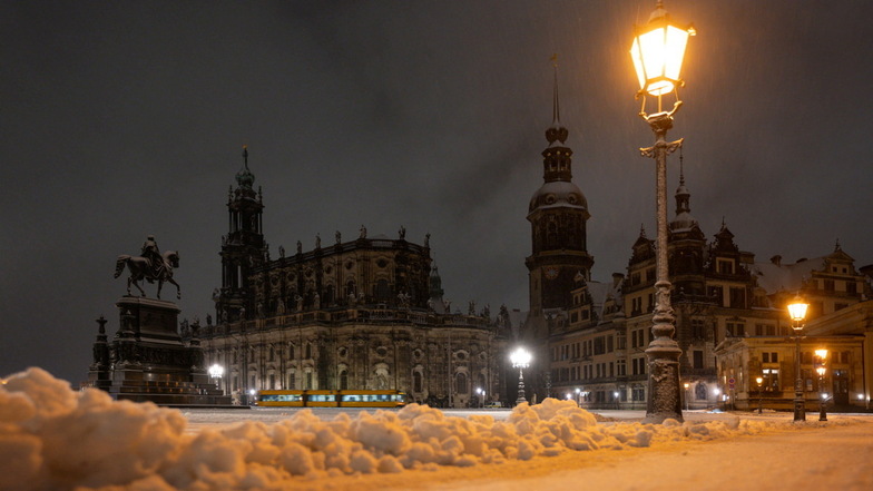 Verschneit ist der Theaterplatz in Dresden am Donnerstagmorgen.