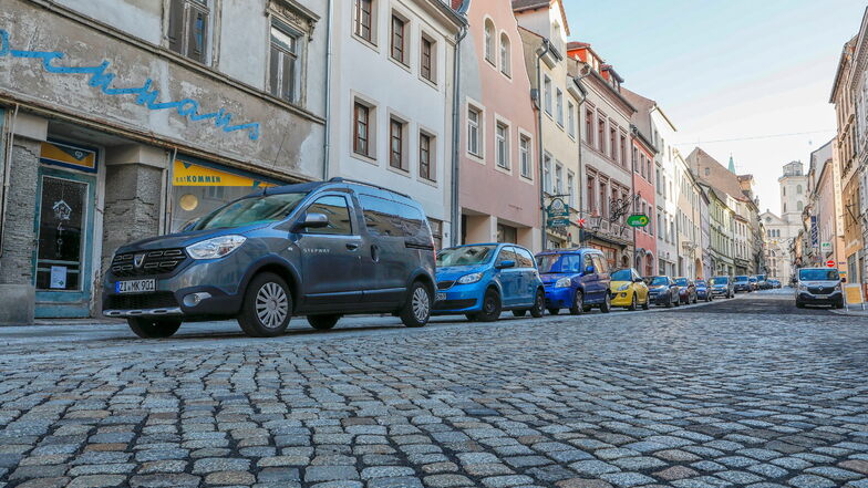 Auf der Inneren Weberstraße in Zittau hat sich durch die Straßensanierung die Anzahl der Parkplätze deutlich verringert.