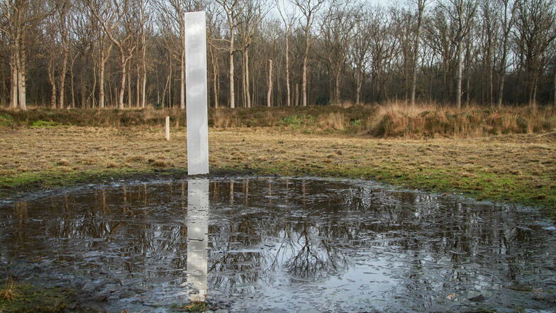 Ein Monolith steht im Naturgebiet De Kiekenberg im Norden der Niederlande.