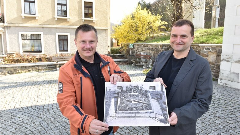 Ortsvorsteher Maik Lehmann und Nomos-Glashütte-Geschäftsführer Uwe Ahrendt stehen an der Stelle, wo die frühere Glashütter Blumenuhr neu errichtet werden soll.