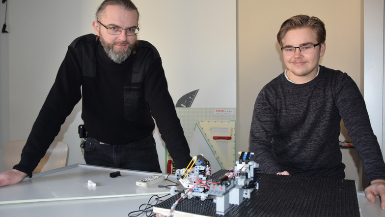 Dr. Falk Günther und Tom zeigen das Interferometer, das im Zuge der Zusammenarbeit von Lessing-Gymnasium Hoyerswerda und BTU entstanden ist.