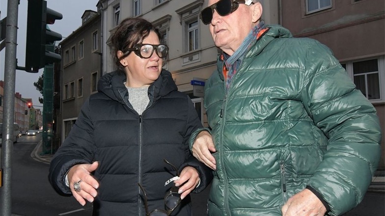 Auch für Sylvia Meißner und Uwe Hachmann ist der Rundgang mit Brillen, die Sehbehinderungen simulieren, eine Herausforderung. Von den Stadträten sind beim Rundgang nur jene dabei, die sich im Behindertenbeirat engagieren.