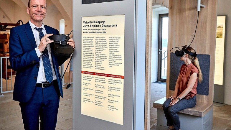 Haben die Brille auf: Sachsens Finanzminister Matthias Haß und Angelika Taube, Geschäftsführerin der Festung Königstein, weihen die Virtual-Reality-Station in der Georgenburg ein.