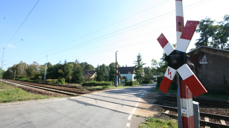 Manchmal blockiert ein stehender Zug den Bahnübergang Waldesruh bei geöffneten Schranken.
