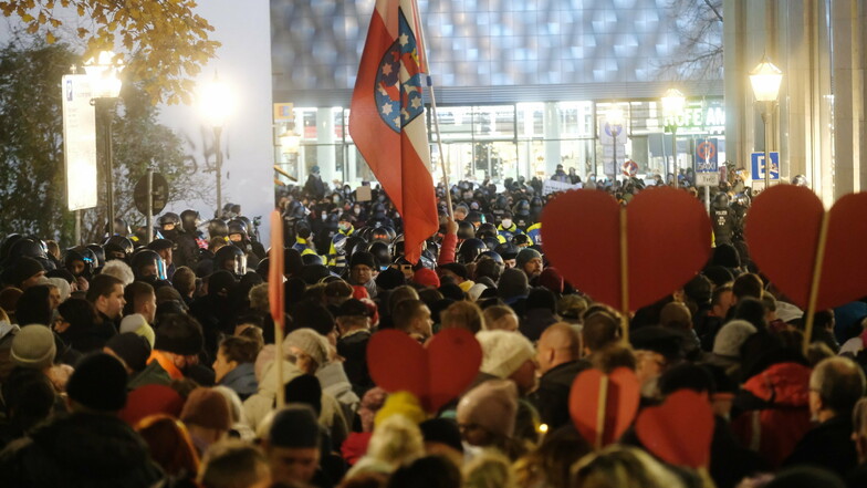 Demo-Teilnehmer versammeln sich am Samstag auf einer Straße im Stadtzentrum von Leipzig.
