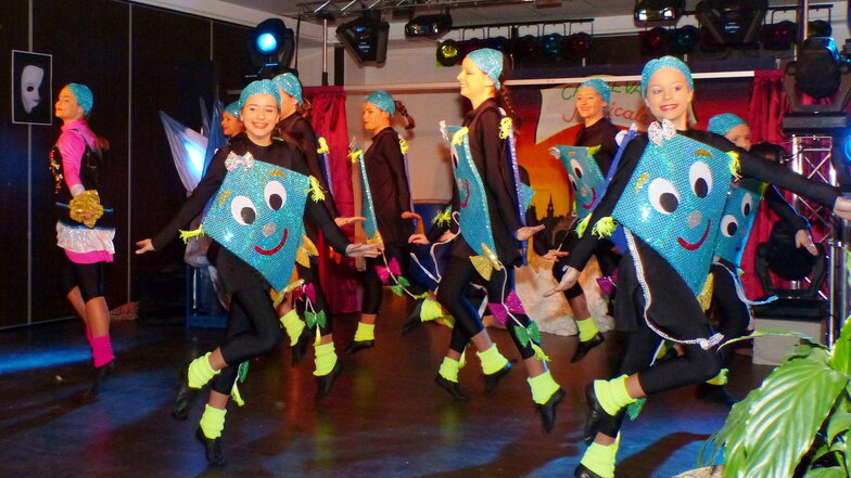 Die Tanzgruppen der Karnevalklubs sind bei den Dresdner Kindern und Jugendlichen sehr beliebt. Die Kostüme für die Auftritte werden vom Verein des Elferrates selbst entworfen und genäht.