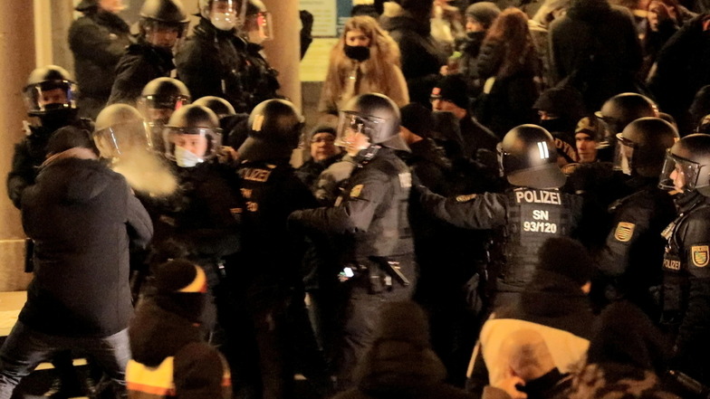 Demonstranten rangeln mit Polizisten bei einer Demonstration gegen Corona-Maßnahmen in Bautzen am Kornmarkt.