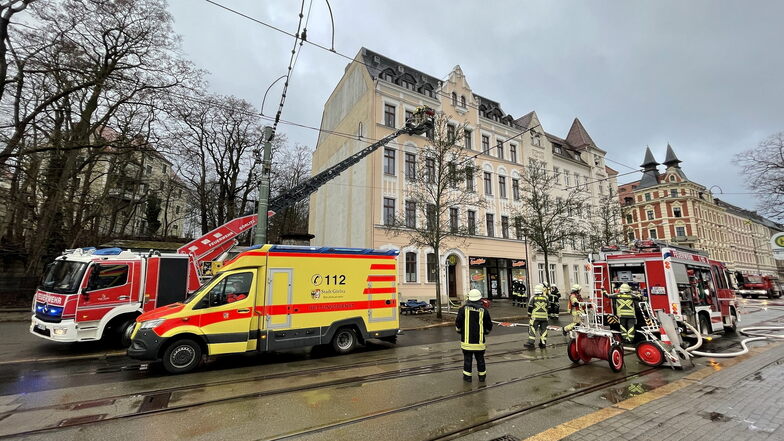 Am Freitagnachmittag kam es zu einem Brand in einem Mehrfamilienhaus auf der Görlitzer Sattigstraße.