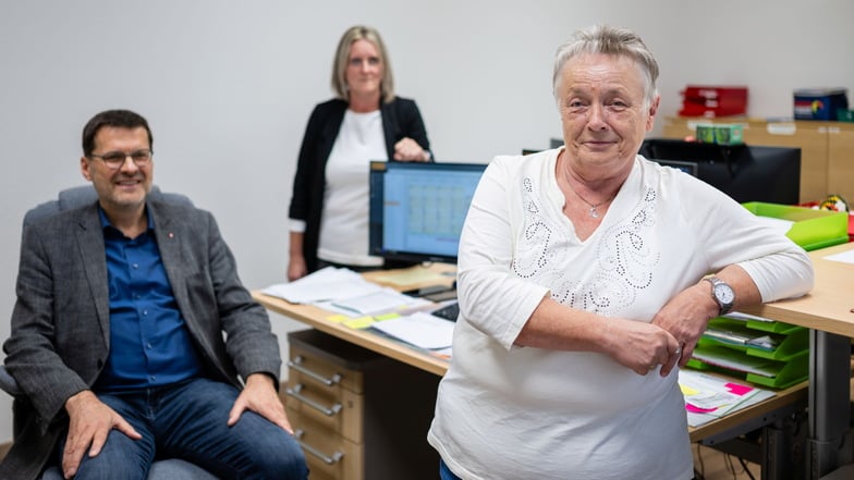 Die Caritas Sozialstation Wilthen hat neue Räume auf der August-Bebel-Straße bezogen.  Pflegedienstleiterin Angelika Schmidt (r.), ihre Stellevertreterin Dana Hocker und Geschäftsführer Torsten Bognitz freuen sich über mehr Platz und bessere Bedingungen.