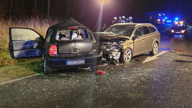 Auf der B 101 bei Frauenhain stoßen in der Nacht zu Sonntag ein VW Lupo und ein Ford zusammen. Ein Beifahrer stirbt, sechs Menschen werden teils schwer verletzt.
