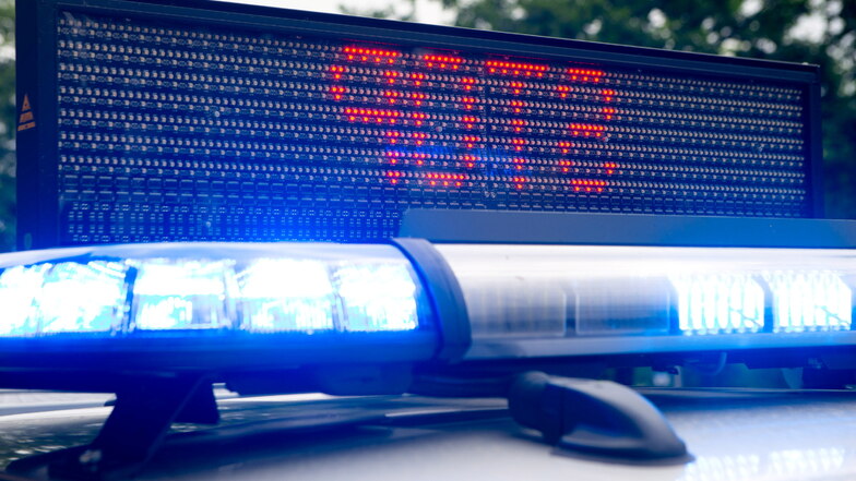 Auf der Autobahn zwischen Bautzen und Weißenberg hat die Polizei einen Lkw-Fahrer gestoppt, der stark alkoholisiert hinter dem Steuer saß.
