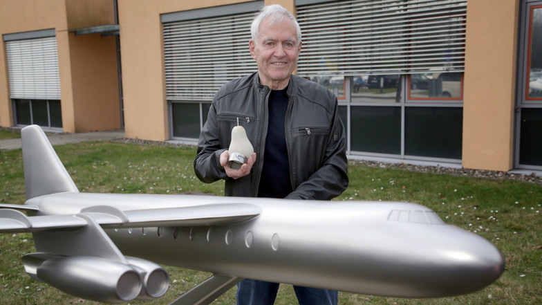 Denkmal-Initiator Peter Weißbach vor dem Flugzeugmodell "Baade 152": "Ich hab den OB mit meiner Idee gehörig genervt."