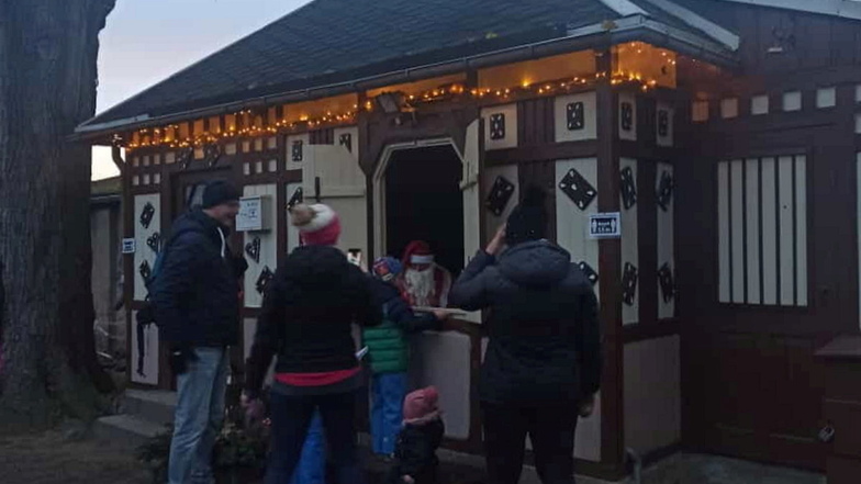 Familien pilgerten am Wochenende zum Pfefferkuchenhaus im Pulsnitzer Stadtpark, wo der Weihnachtsmann die Wünsche der Kinder entgegennahm.