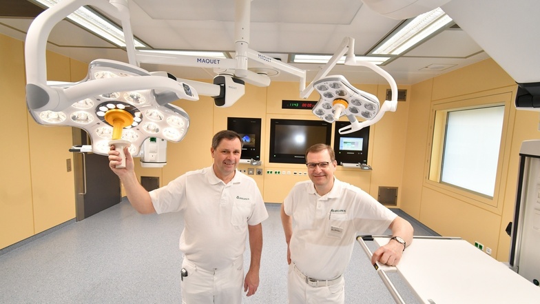 Die Mediziner Jens Seifert (li.) und Thomas-Peter Ranke in einem der beiden neuen OP-Säle. Sie freuen sich vor allem über die technische Ausstattung, die es sachsenweit so noch nicht gibt.
