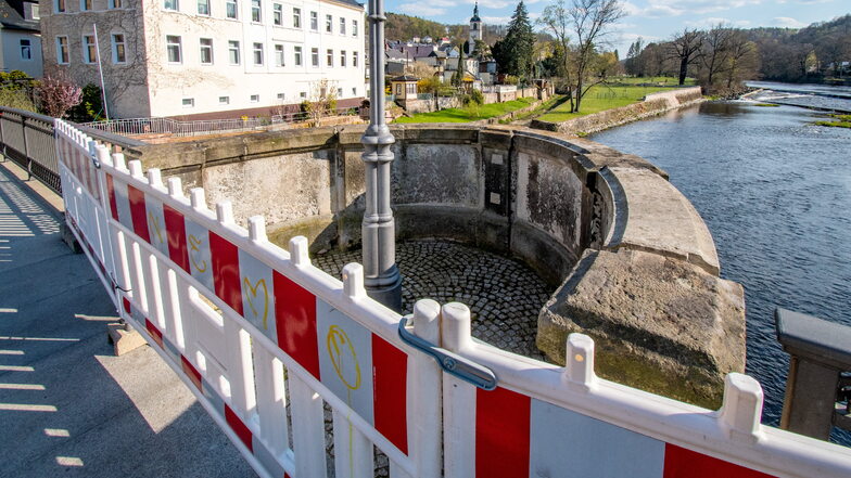 Mit rot-weißen Baken ist ein Balkon der Zschopaubrücke in Waldheim abgesperrt. Ein Stück der Brüstung droht umzustürzen.