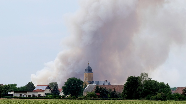 Bedrohliche Silhouette: Am Montag stieg der Rauch des Gohrischheide-Waldbrands über dem Dorf Lichtensee (Gemeinde Wülknitz) auf. Inzwischen hat sich die Lage dort deutlich entspannt.