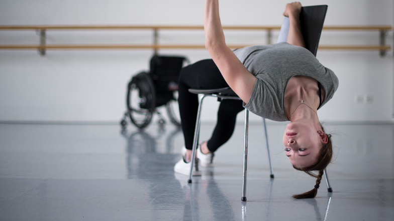 Tänzerin im Rollstuhl: Sophie Hauenherm, Tanzstudentin an der Palucca Hochschule für Tanz, probt für ihren Auftritt in einem Tanzsaal. Nach einer schweren Erkrankung ist die 18-Jährige auf den Rollstuhl angewiesen. 
