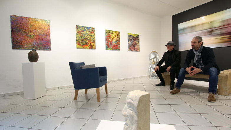 Michael Freudenberg und Mirko Joerg Kellner (rechts) sind zwei der Künstler, die Werke zur Schaufenster-Galerie im neuen Kunsthaus Leisnig beigesteuert haben.