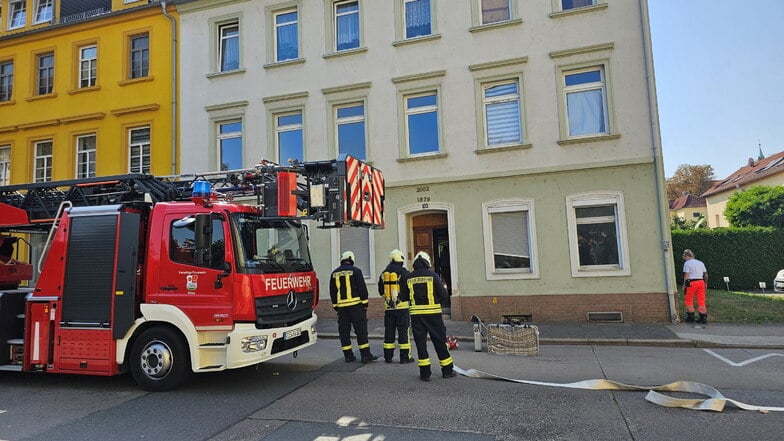 Am Donnerstagmittag wurde die Feuerwehr in Riesa in die Goethestraße zu einem Schwelbrand gerufen.