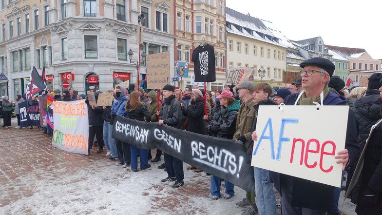 Etwa 300 Menschen haben am Sonntag auf dem Obermarkt gegen rechts demonstriert.
