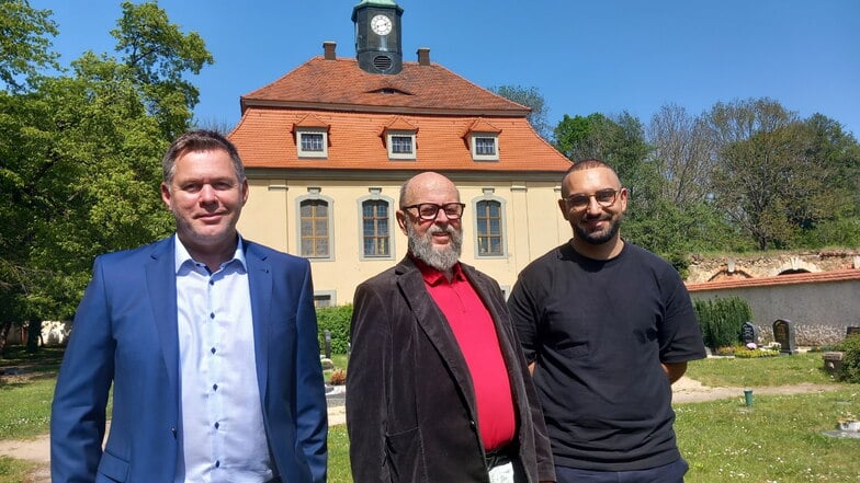 Der Wülknitzer Bürgermeister Rico Weser und Pfarrer Heiner Sandig zeigten im April Kassem Taher Saleh (rechts) die Schlosskirche Tiefenau. Zwei andere Bundestagsabgeordnete folgten ebenfalls ihrer Einladung