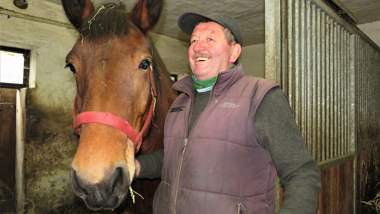 Peter Robel (67) liebt Pferde und die Natur. Wenn Corona es zulässt, sollen im Frühjahr wieder Kremser- und Kutschfahrten stattfinden. Und bald soll auch ein selbst gebauter Schlitten zum Einsatz kommen.