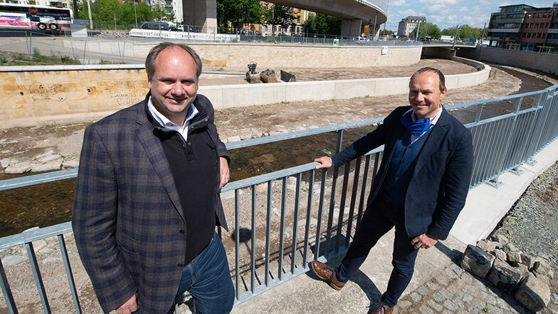 Oberbürgermeister Dirk Hilbert (l.) und Umweltminister Wolfram Günther freuen sich, dass der Weißeritzknick und damit der gesamte Fluss im Dresdner Stadtgebiet hochwassersicher ausgebaut ist.