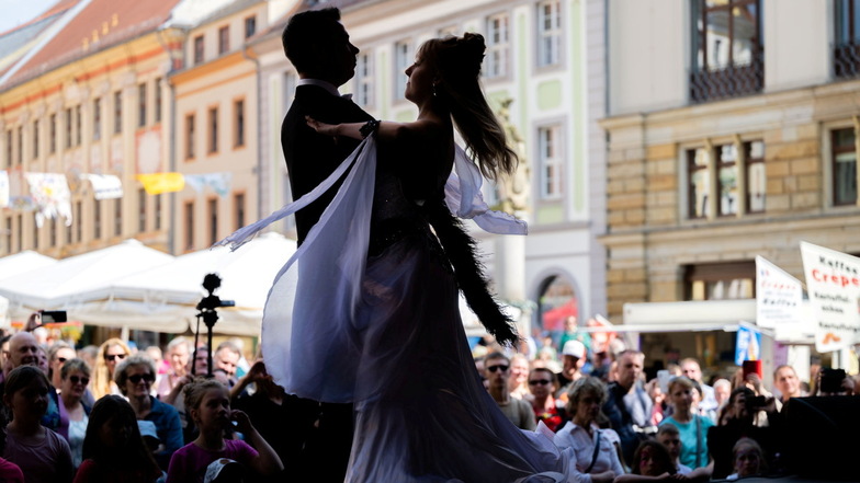 Der vierte Happy Monday in Bautzen steht ganz im Zeichen des Tanzes. Zu den Akteuren gehört auch die Tanzschule Mühlmann - hier bei einem Auftritt während des Bautzener Frühlings 2023.