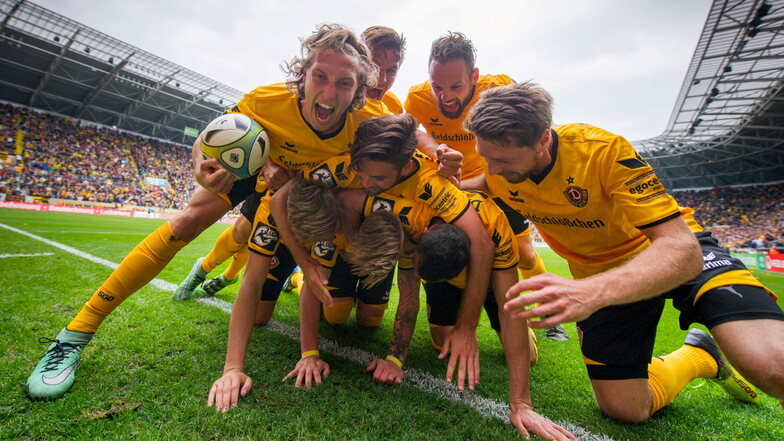 In der Saison 2015/16 marschiert Dynamo Dresden durch die 3. Liga. Seit dem dritten Spieltag steht die Sportgemeinschaft um Kapitän Michael Hefele (l.) auf Platz eins und muss insgesamt nur zwei Niederlagen hinnehmen.