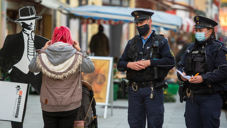 Masken-Kontrolle der Polizei in Pirna: Im Fokus stehen die Einkaufszentren und Haltestellen im Stadtzentrum.