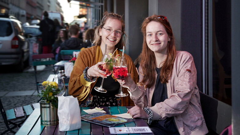 Endlich wieder am Kneipentisch sitzen, wenn auch nur draußen - die Schwestern Alannah und Hannah gönnen sich den ersten Drink bei ihrer Neustadt-Tour im Eckstein.