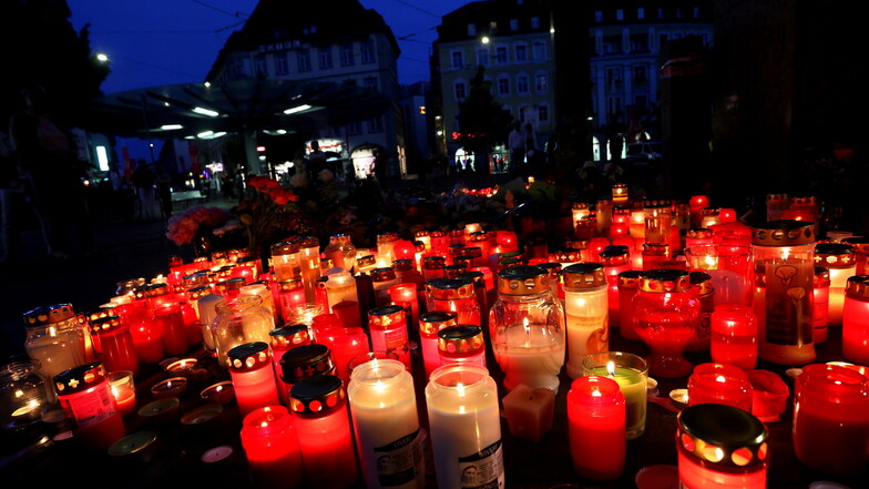 Blumen und Kerzen vor dem Tatort der Messerattacke in Würzburg
