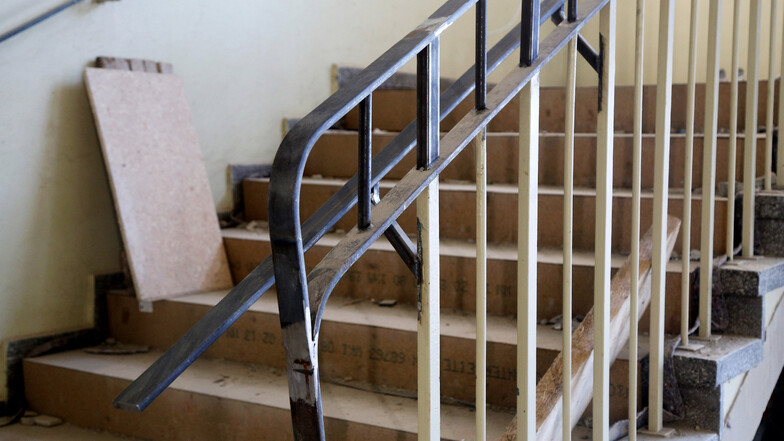 Neue Vorschriften: Im Treppenhaus mussten die Firmen die Höhe des Geländers erhöhen. 