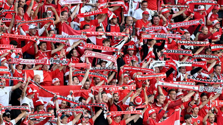 Fans aus Österreich feuern vor dem Spiel im Stadion ihre Mannschaft an.