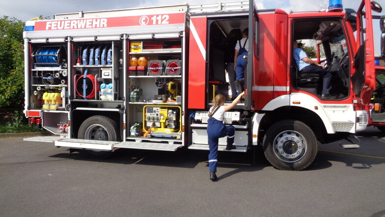 Das neue LF 10 wurde am Sonntag auch von jungen Feuerwehrleuten inspiziert - und für gut befunden.