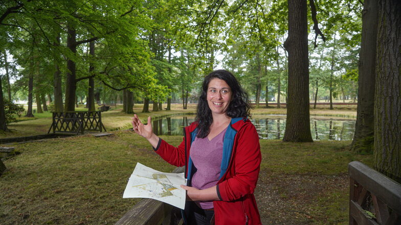 Umweltpädagogin Christine Weber führt Besucher durch den Park des Bildungsgutes in Schmochtitz.