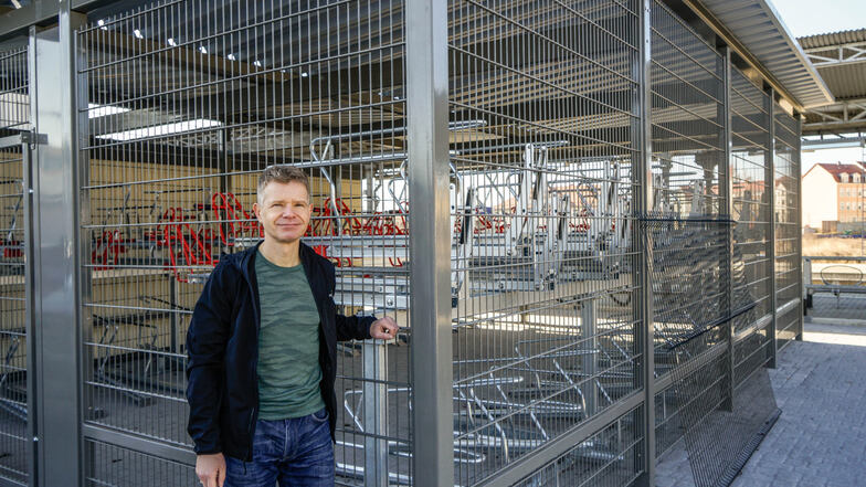 Christoph Mehnert ist der stellvertretende Geschäftsführer des Zvon - und nun auch neuer Vorsitzender des Bautzener CDU-Stadtverbandes. Auf dem Foto weiht er Bautzens neues Fahrradhostel ein.