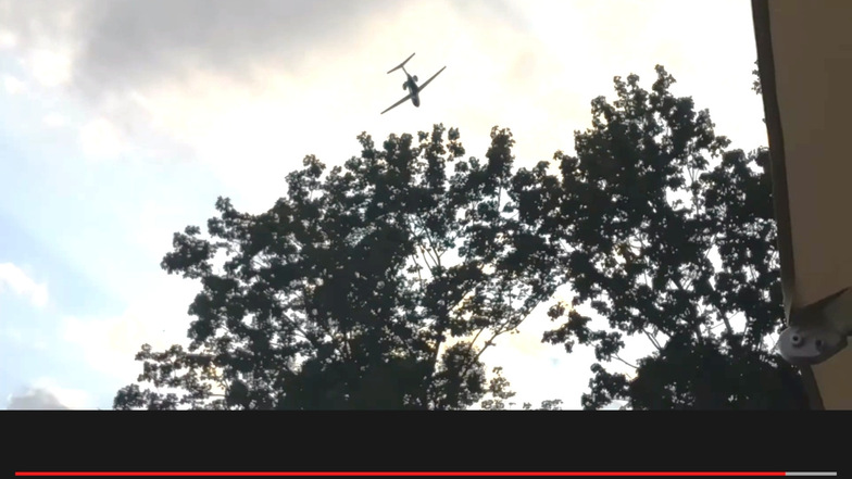 Ein Amateurvideo zeigt die Cessna, wie sie Ende Juli in geringer Höhe über die Dresdner Elbschlösser flog.