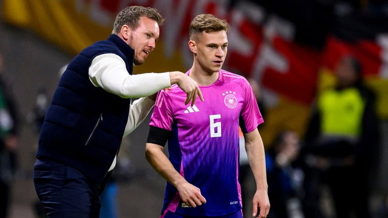 Deutschlands Nationaltrainer Julian Nagelsmann (l) spricht mit dem inzwischen neuen Kapitän Joshua Kimmich.